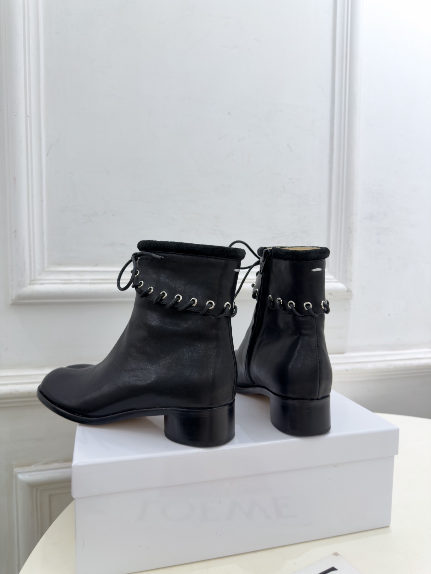 Maison Margiela· 马吉拉26𝐬𝐬  2026秋冬新品 MM6复古绑带分趾粗跟短靴———————— MM6