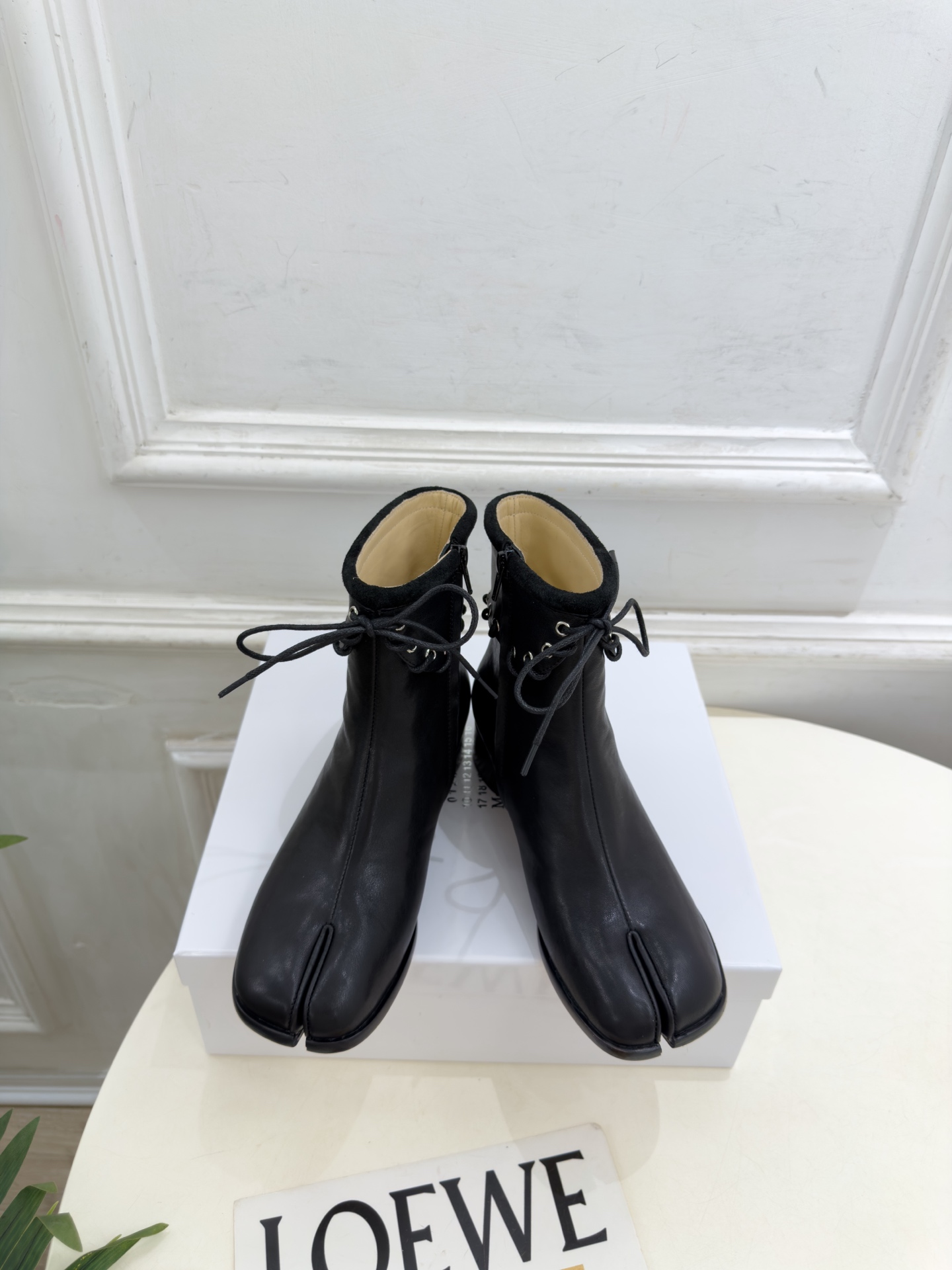 Maison Margiela· 马吉拉26𝐬𝐬  2026秋冬新品 MM6复古绑带分趾粗跟短靴———————— MM6