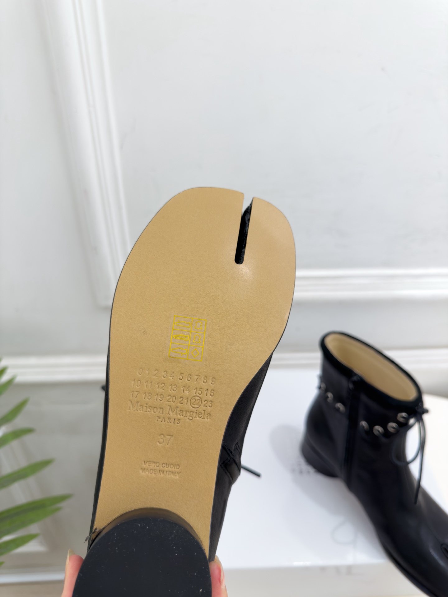 Maison Margiela· 马吉拉26𝐬𝐬  2026秋冬新品 MM6复古绑带分趾粗跟短靴———————— MM6