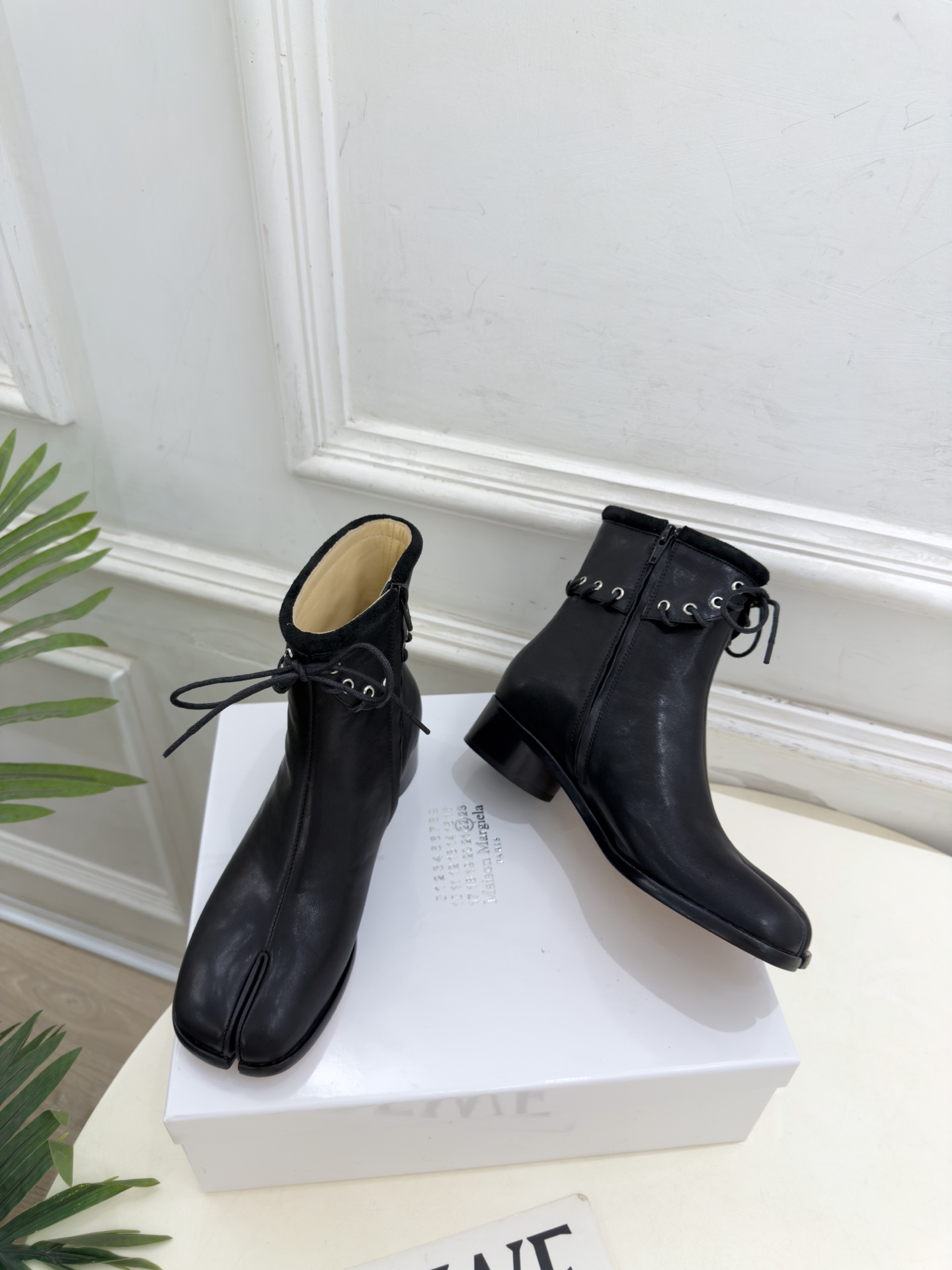 Maison Margiela· 马吉拉26𝐬𝐬  2026秋冬新品 MM6复古绑带分趾粗跟短靴———————— MM6