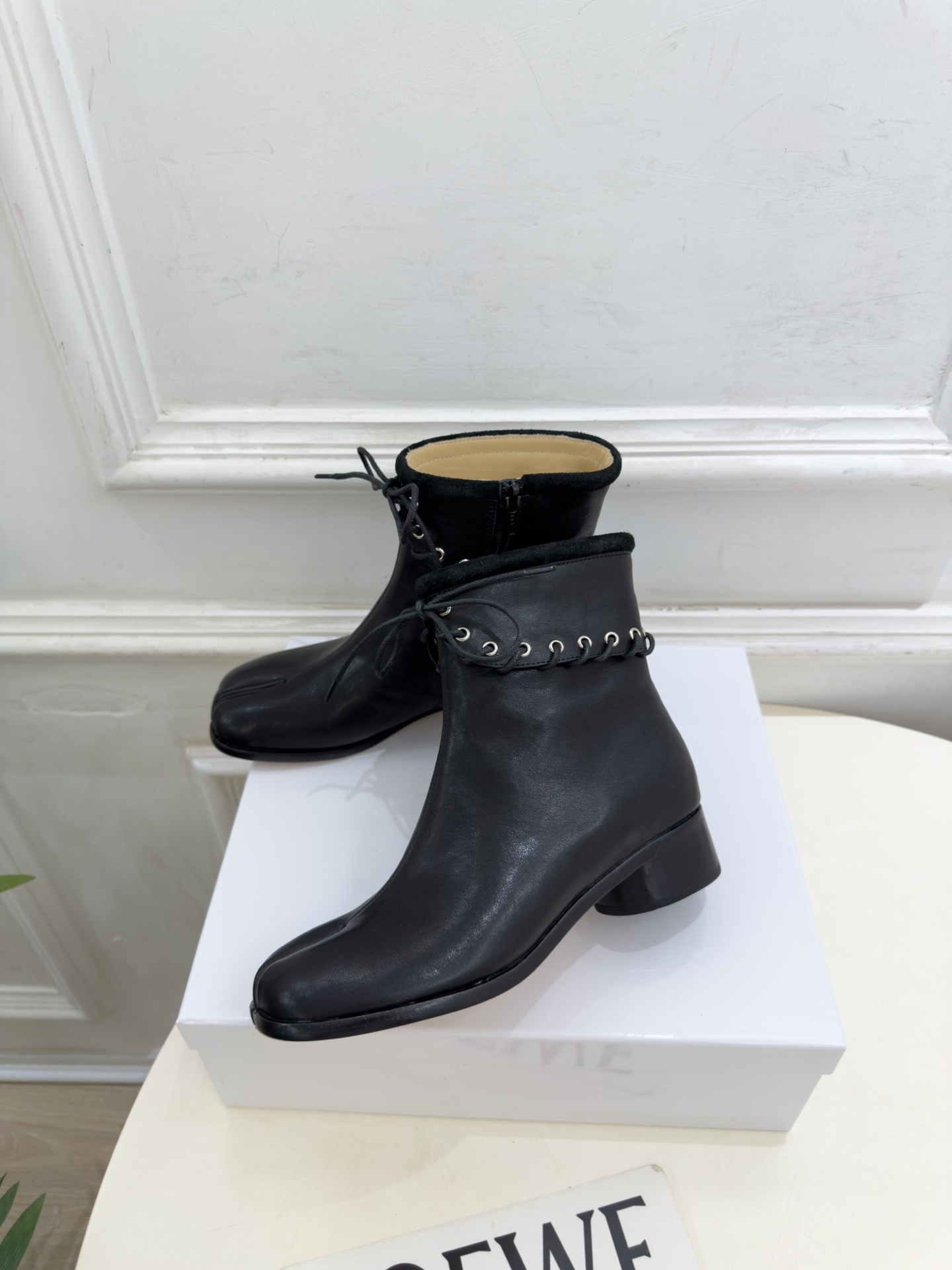 Maison Margiela· 马吉拉26𝐬𝐬  2026秋冬新品 MM6复古绑带分趾粗跟短靴———————— MM6