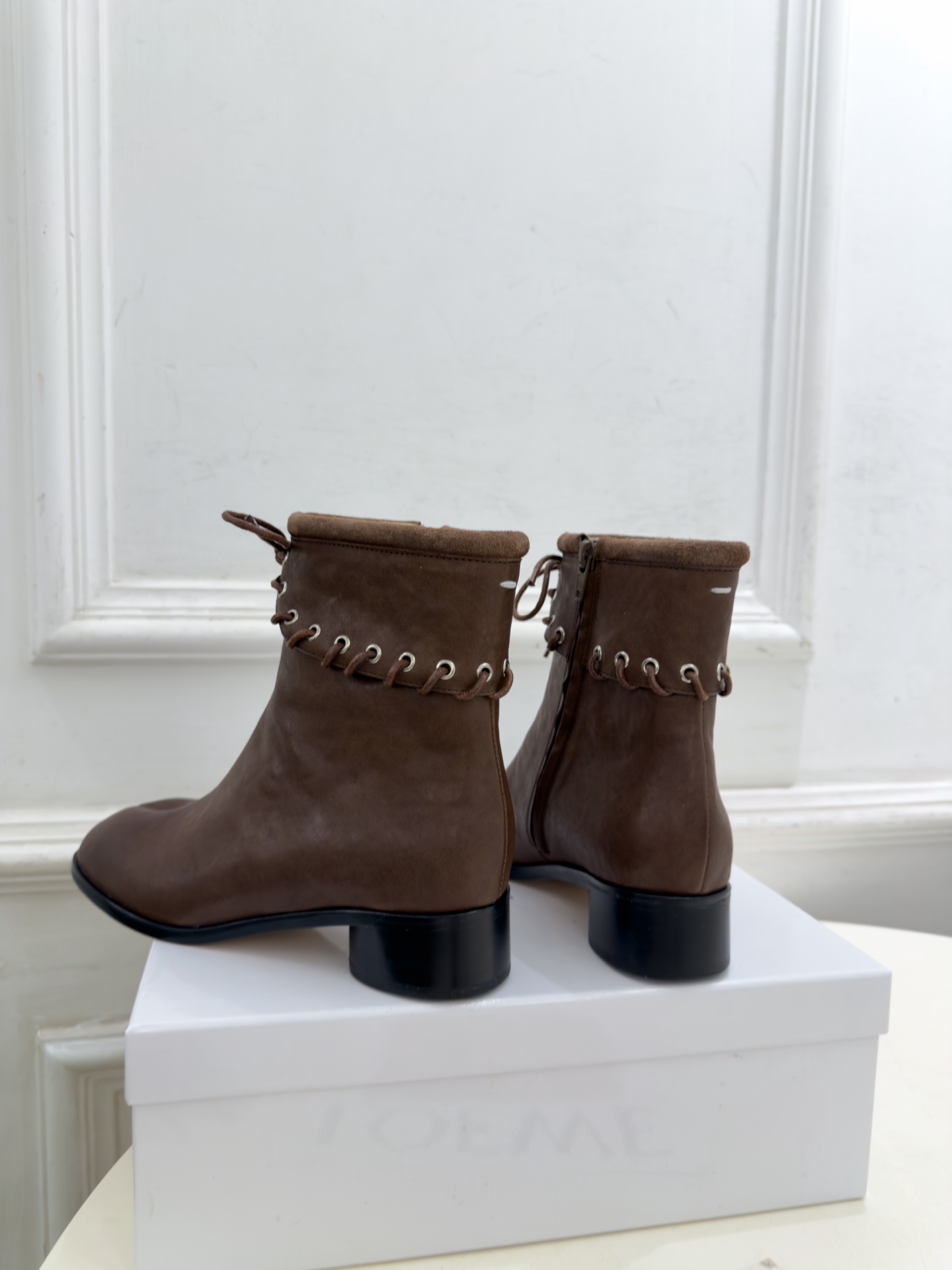 Maison Margiela· 马吉拉26𝐬𝐬  2026秋冬新品 MM6复古绑带分趾粗跟短靴———————— MM6