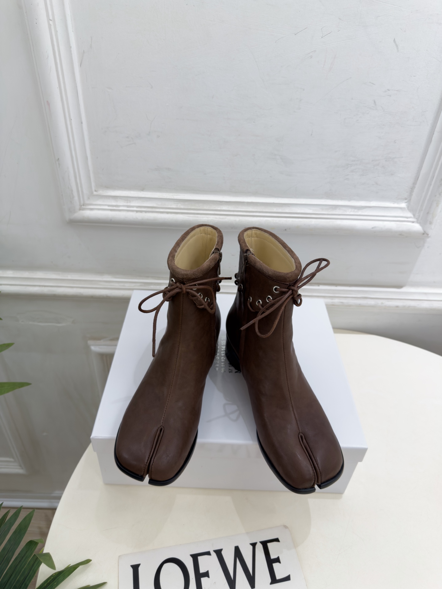 Maison Margiela· 马吉拉26𝐬𝐬  2026秋冬新品 MM6复古绑带分趾粗跟短靴———————— MM6