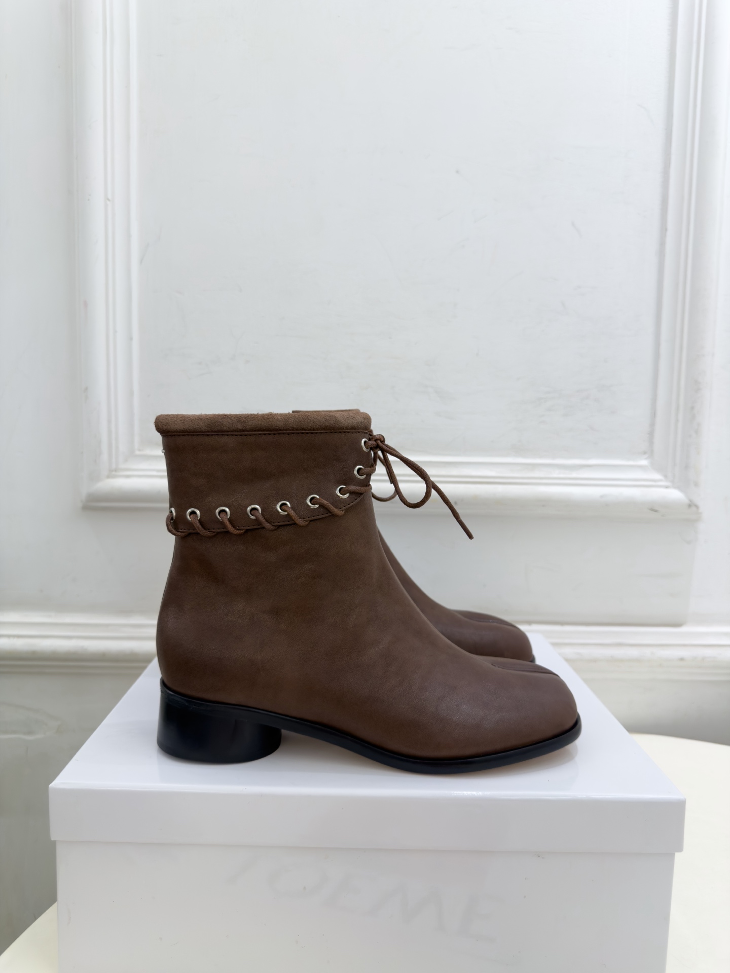 Maison Margiela· 马吉拉26𝐬𝐬  2026秋冬新品 MM6复古绑带分趾粗跟短靴———————— MM6