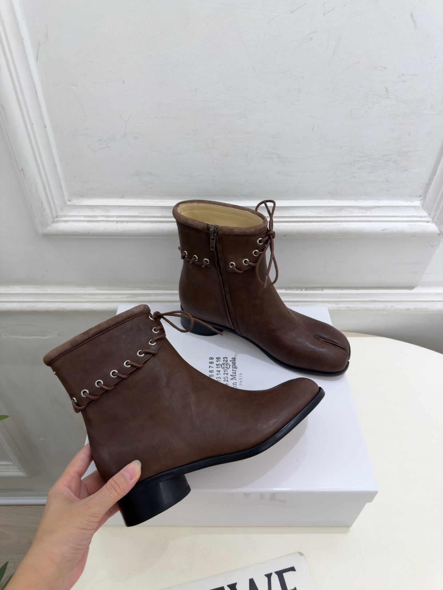 Maison Margiela· 马吉拉26𝐬𝐬  2026秋冬新品 MM6复古绑带分趾粗跟短靴———————— MM6