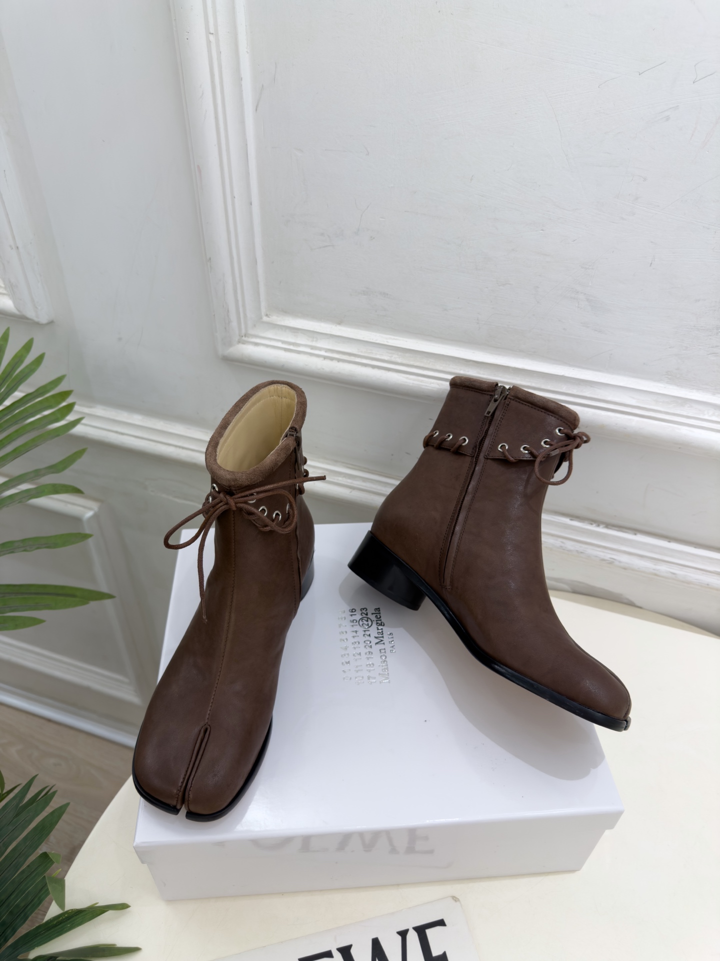 Maison Margiela· 马吉拉26𝐬𝐬  2026秋冬新品 MM6复古绑带分趾粗跟短靴———————— MM6