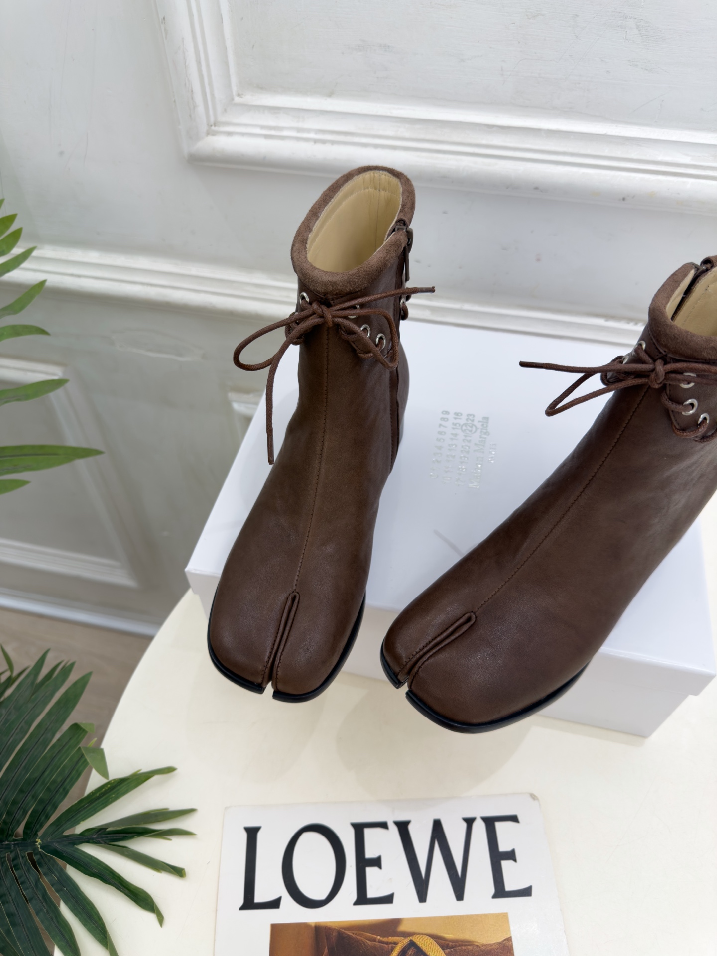 Maison Margiela· 马吉拉26𝐬𝐬  2026秋冬新品 MM6复古绑带分趾粗跟短靴———————— MM6