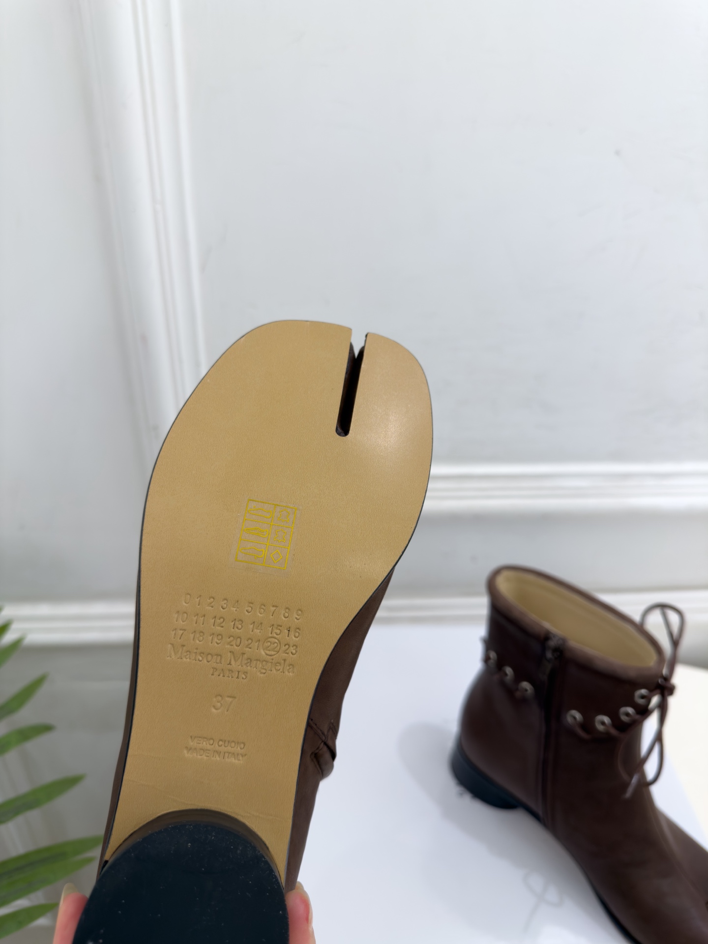 Maison Margiela· 马吉拉26𝐬𝐬  2026秋冬新品 MM6复古绑带分趾粗跟短靴———————— MM6