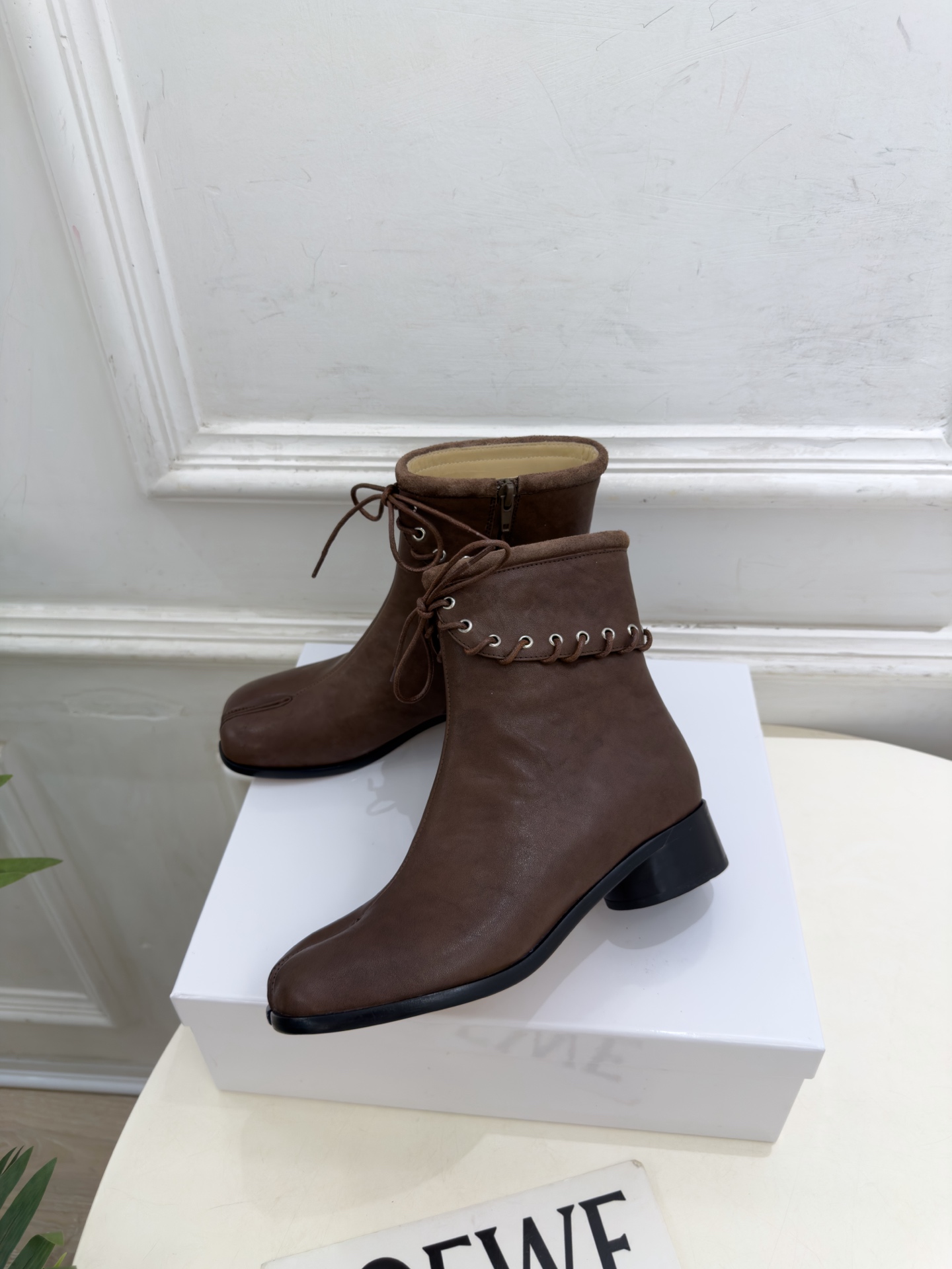 Maison Margiela· 马吉拉26𝐬𝐬  2026秋冬新品 MM6复古绑带分趾粗跟短靴———————— MM6
