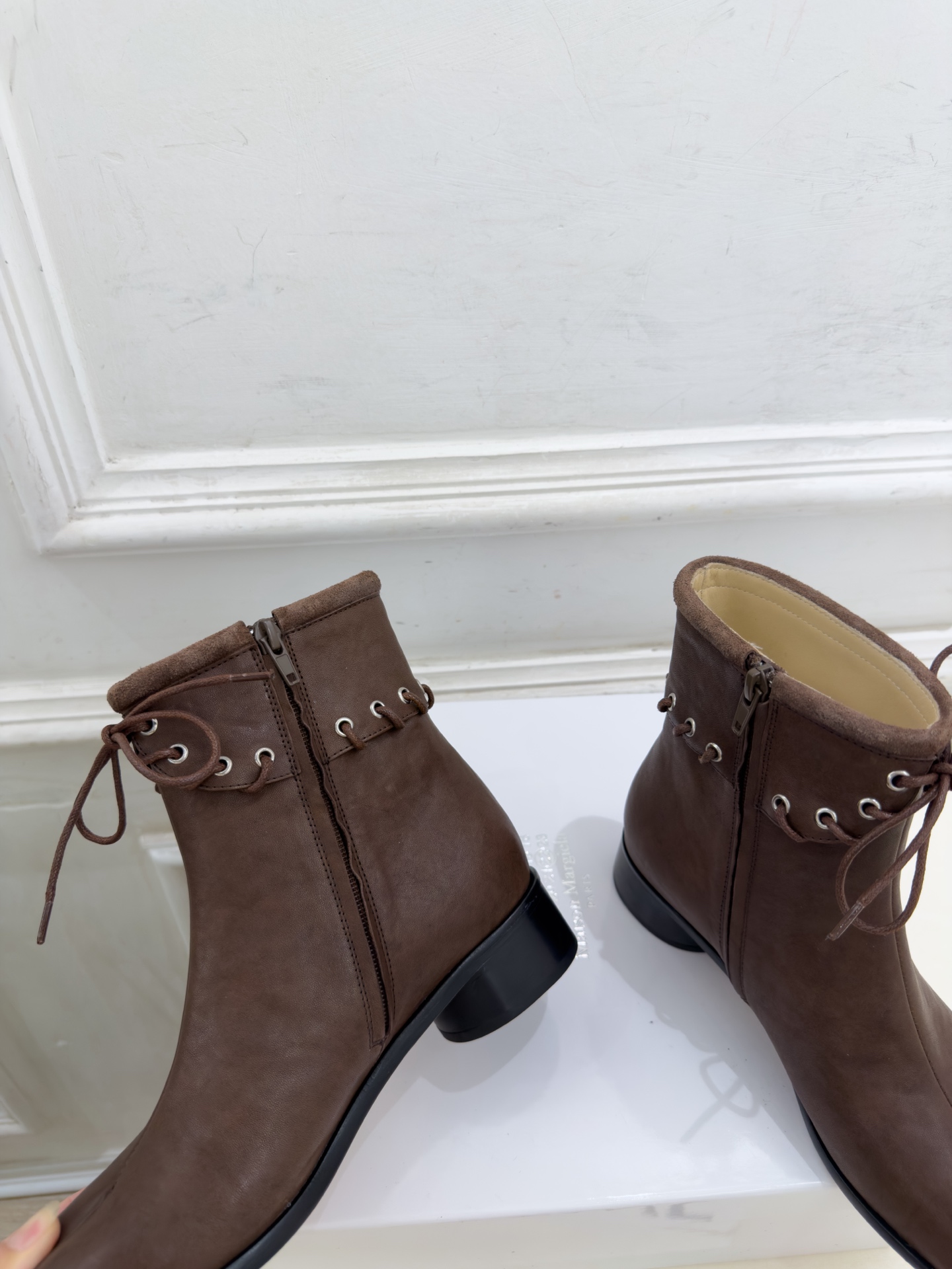 Maison Margiela· 马吉拉26𝐬𝐬  2026秋冬新品 MM6复古绑带分趾粗跟短靴———————— MM6