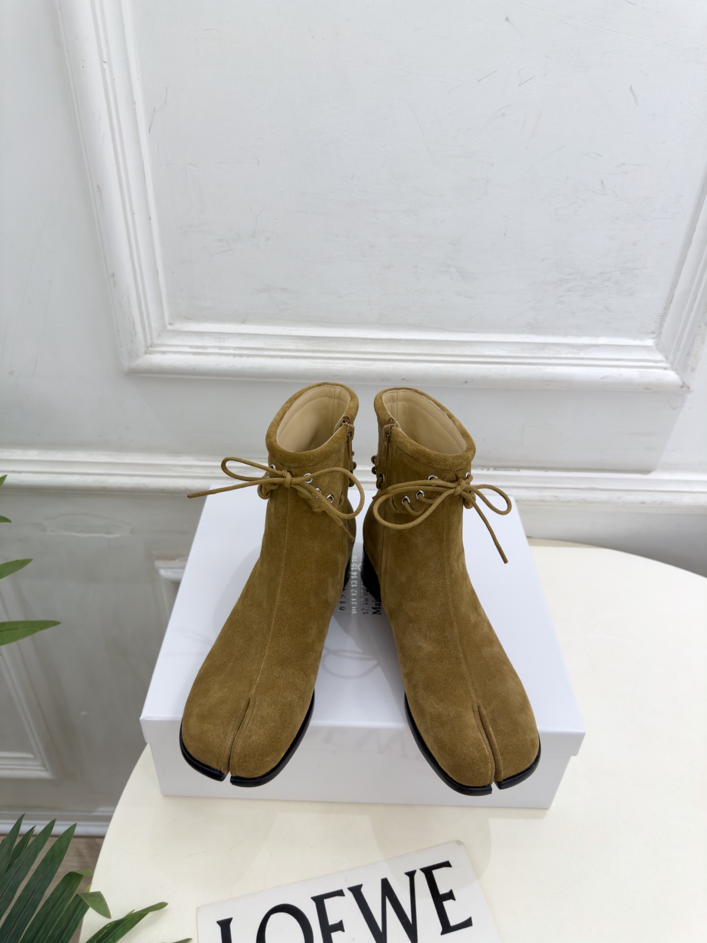 Maison Margiela· 马吉拉26𝐬𝐬  2026秋冬新品 MM6复古绑带分趾粗跟短靴———————— MM6