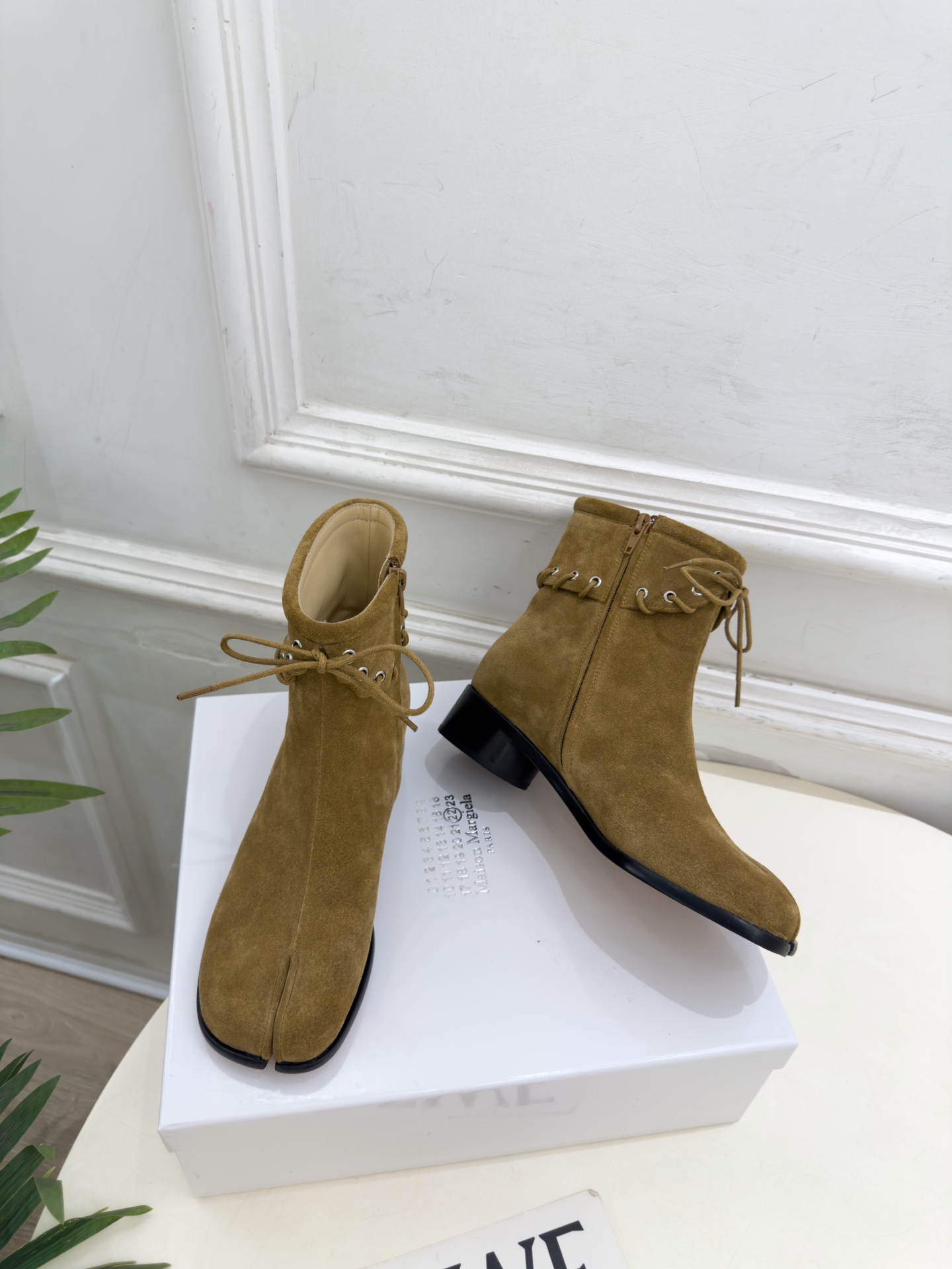 Maison Margiela· 马吉拉26𝐬𝐬  2026秋冬新品 MM6复古绑带分趾粗跟短靴———————— MM6