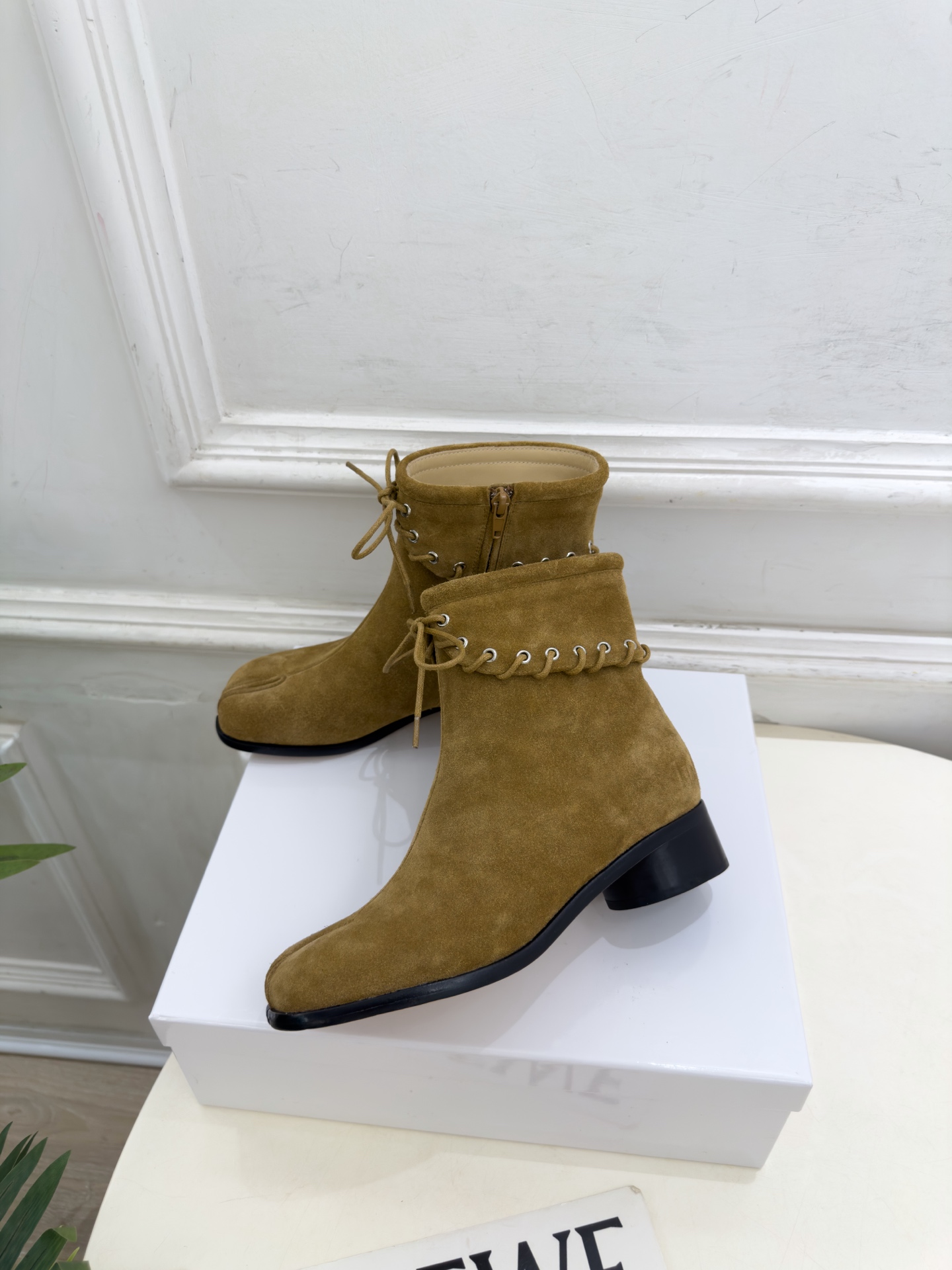 Maison Margiela· 马吉拉26𝐬𝐬  2026秋冬新品 MM6复古绑带分趾粗跟短靴———————— MM6