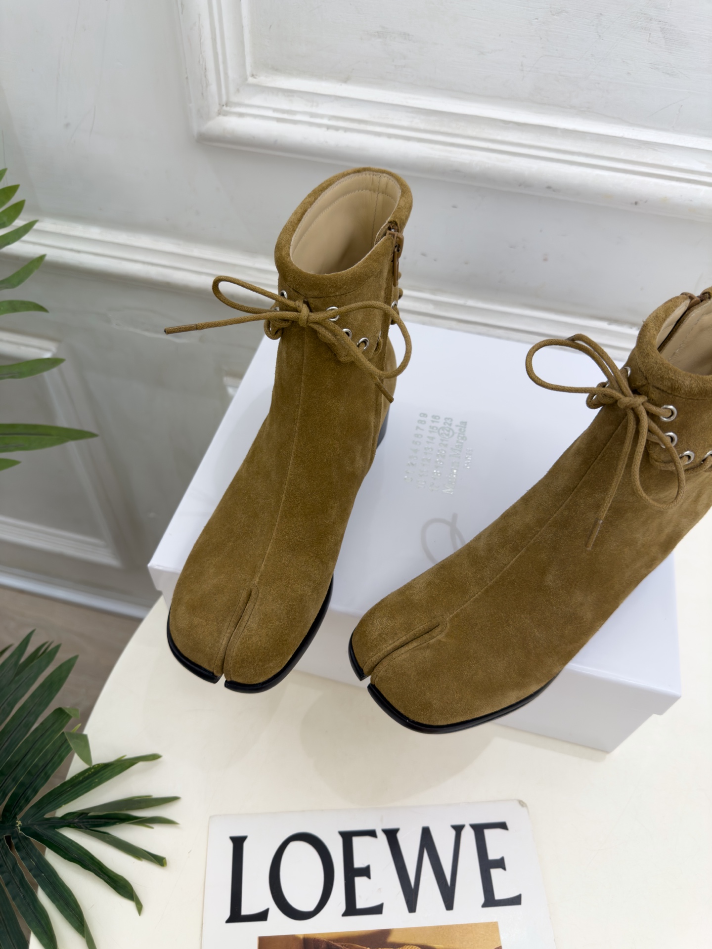 Maison Margiela· 马吉拉26𝐬𝐬  2026秋冬新品 MM6复古绑带分趾粗跟短靴———————— MM6