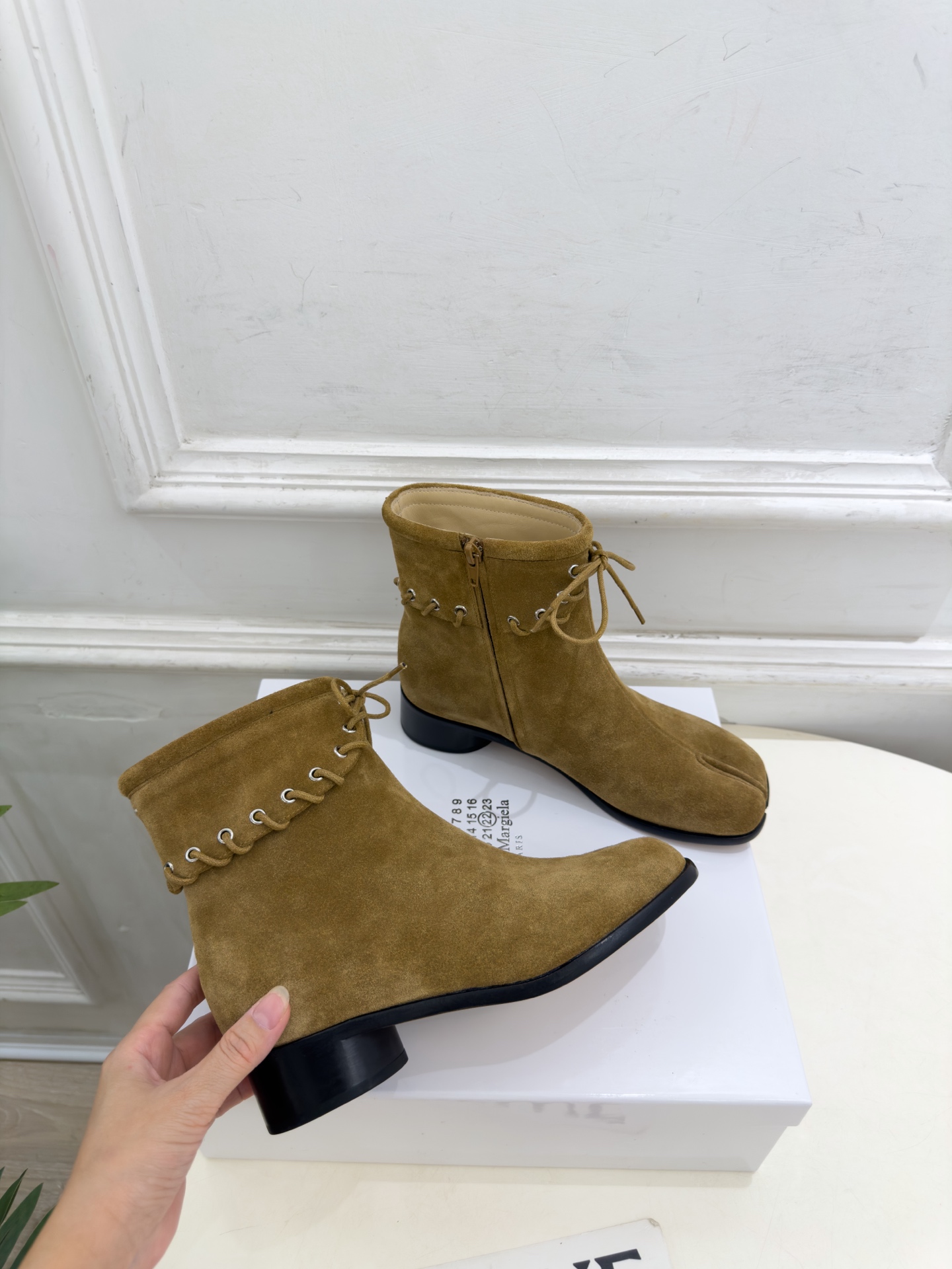 Maison Margiela· 马吉拉26𝐬𝐬  2026秋冬新品 MM6复古绑带分趾粗跟短靴———————— MM6