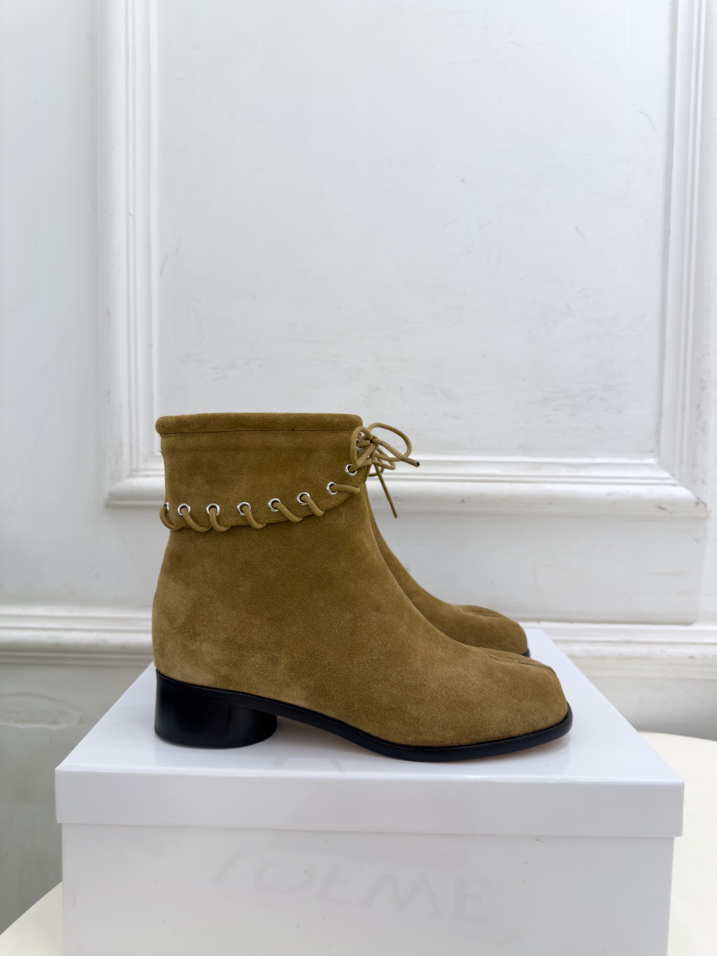 Maison Margiela· 马吉拉26𝐬𝐬  2026秋冬新品 MM6复古绑带分趾粗跟短靴———————— MM6