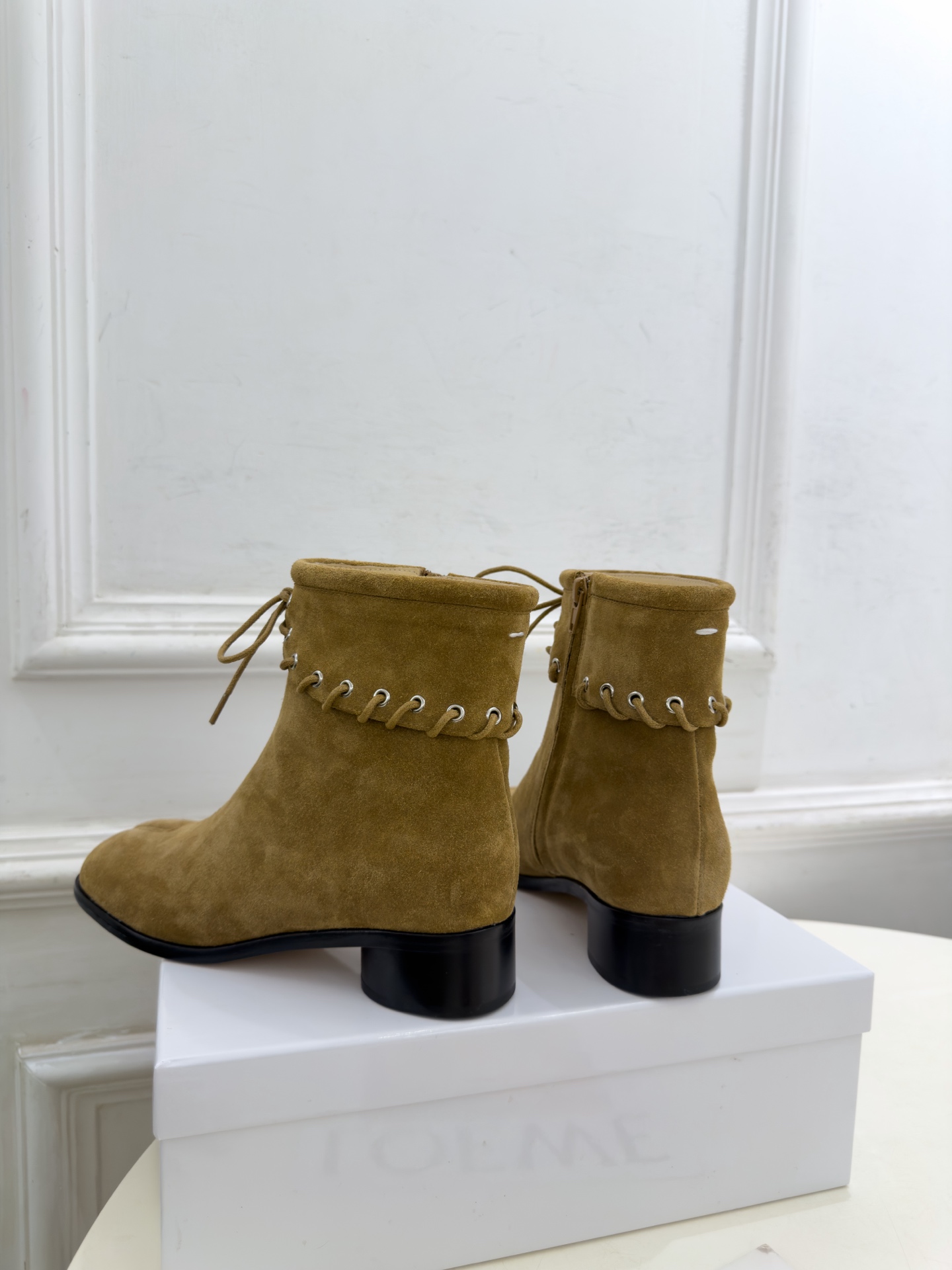 Maison Margiela· 马吉拉26𝐬𝐬  2026秋冬新品 MM6复古绑带分趾粗跟短靴———————— MM6