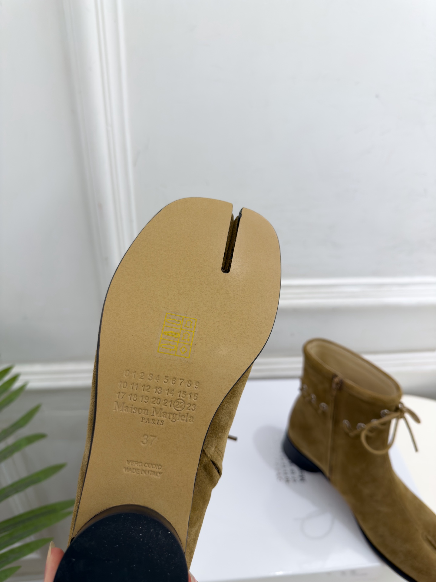 Maison Margiela· 马吉拉26𝐬𝐬  2026秋冬新品 MM6复古绑带分趾粗跟短靴———————— MM6
