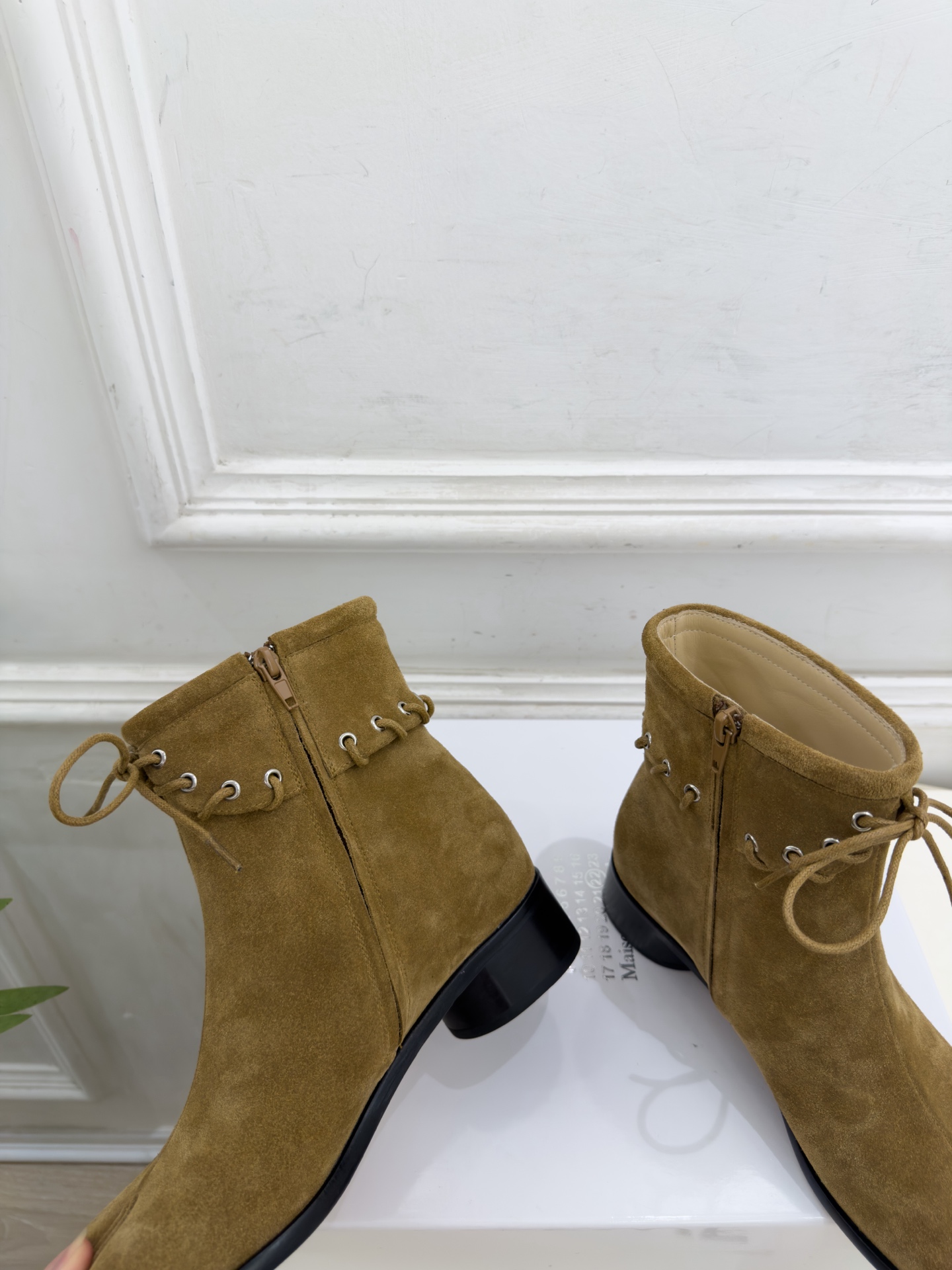 Maison Margiela· 马吉拉26𝐬𝐬  2026秋冬新品 MM6复古绑带分趾粗跟短靴———————— MM6
