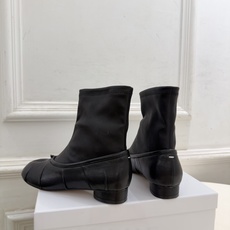 Maison Margiela· 马吉拉26𝐬𝐬 2026秋冬新品 MM6复古褶皱分趾弹力短靴———————— MM6 Maison Margiela· 马吉拉26𝐬𝐬 2026秋冬新品 MM6复古褶皱分趾弹力短靴———————— MM6