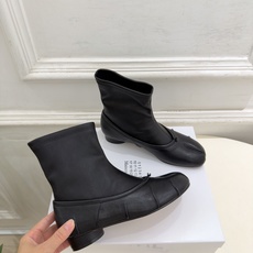 Maison Margiela· 马吉拉26𝐬𝐬 2026秋冬新品 MM6复古褶皱分趾弹力短靴———————— MM6 Maison Margiela· 马吉拉26𝐬𝐬 2026秋冬新品 MM6复古褶皱分趾弹力短靴———————— MM6