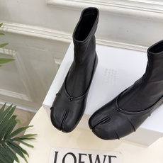 Maison Margiela· 马吉拉26𝐬𝐬 2026秋冬新品 MM6复古褶皱分趾弹力短靴———————— MM6 Maison Margiela· 马吉拉26𝐬𝐬 2026秋冬新品 MM6复古褶皱分趾弹力短靴———————— MM6