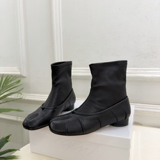 Maison Margiela· 马吉拉26𝐬𝐬 2026秋冬新品 MM6复古褶皱分趾弹力短靴———————— MM6 Maison Margiela· 马吉拉26𝐬𝐬 2026秋冬新品 MM6复古褶皱分趾弹力短靴———————— MM6