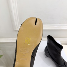 Maison Margiela· 马吉拉26𝐬𝐬 2026秋冬新品 MM6复古褶皱分趾弹力短靴———————— MM6 Maison Margiela· 马吉拉26𝐬𝐬 2026秋冬新品 MM6复古褶皱分趾弹力短靴———————— MM6