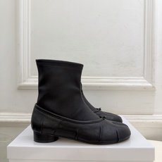 Maison Margiela· 马吉拉26𝐬𝐬 2026秋冬新品 MM6复古褶皱分趾弹力短靴———————— MM6 Maison Margiela· 马吉拉26𝐬𝐬 2026秋冬新品 MM6复古褶皱分趾弹力短靴———————— MM6