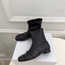 Maison Margiela· 马吉拉26𝐬𝐬 2026秋冬新品 MM6复古褶皱分趾弹力短靴———————— MM6 Maison Margiela· 马吉拉26𝐬𝐬 2026秋冬新品 MM6复古褶皱分趾弹力短靴———————— MM6