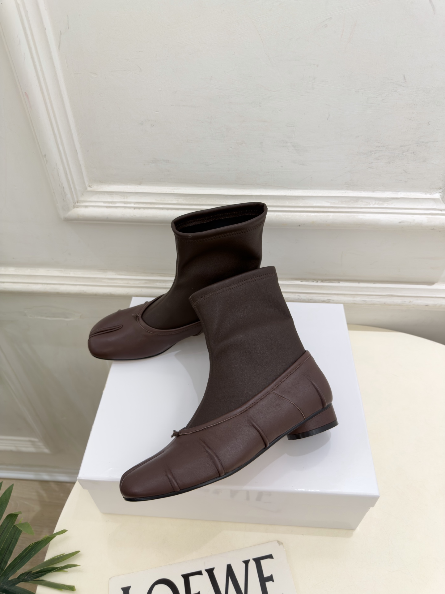 Maison Margiela· 马吉拉26𝐬𝐬 2026秋冬新品 MM6复古褶皱分趾弹力短靴———————— MM6 Maison Margiela· 马吉拉26𝐬𝐬 2026秋冬新品 MM6复古褶皱分趾弹力短靴———————— MM6