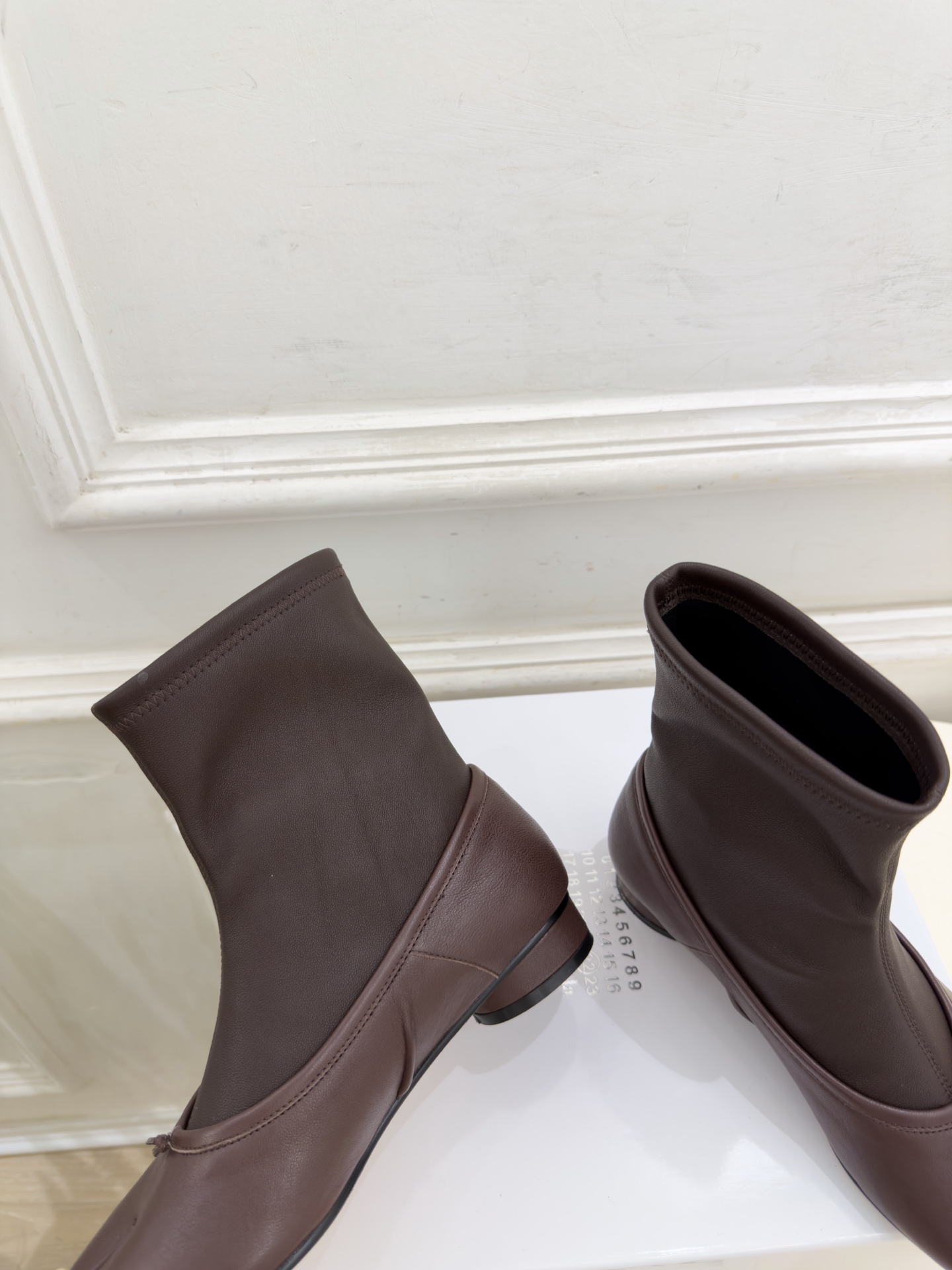 Maison Margiela· 马吉拉26𝐬𝐬 2026秋冬新品 MM6复古褶皱分趾弹力短靴———————— MM6 Maison Margiela· 马吉拉26𝐬𝐬 2026秋冬新品 MM6复古褶皱分趾弹力短靴———————— MM6