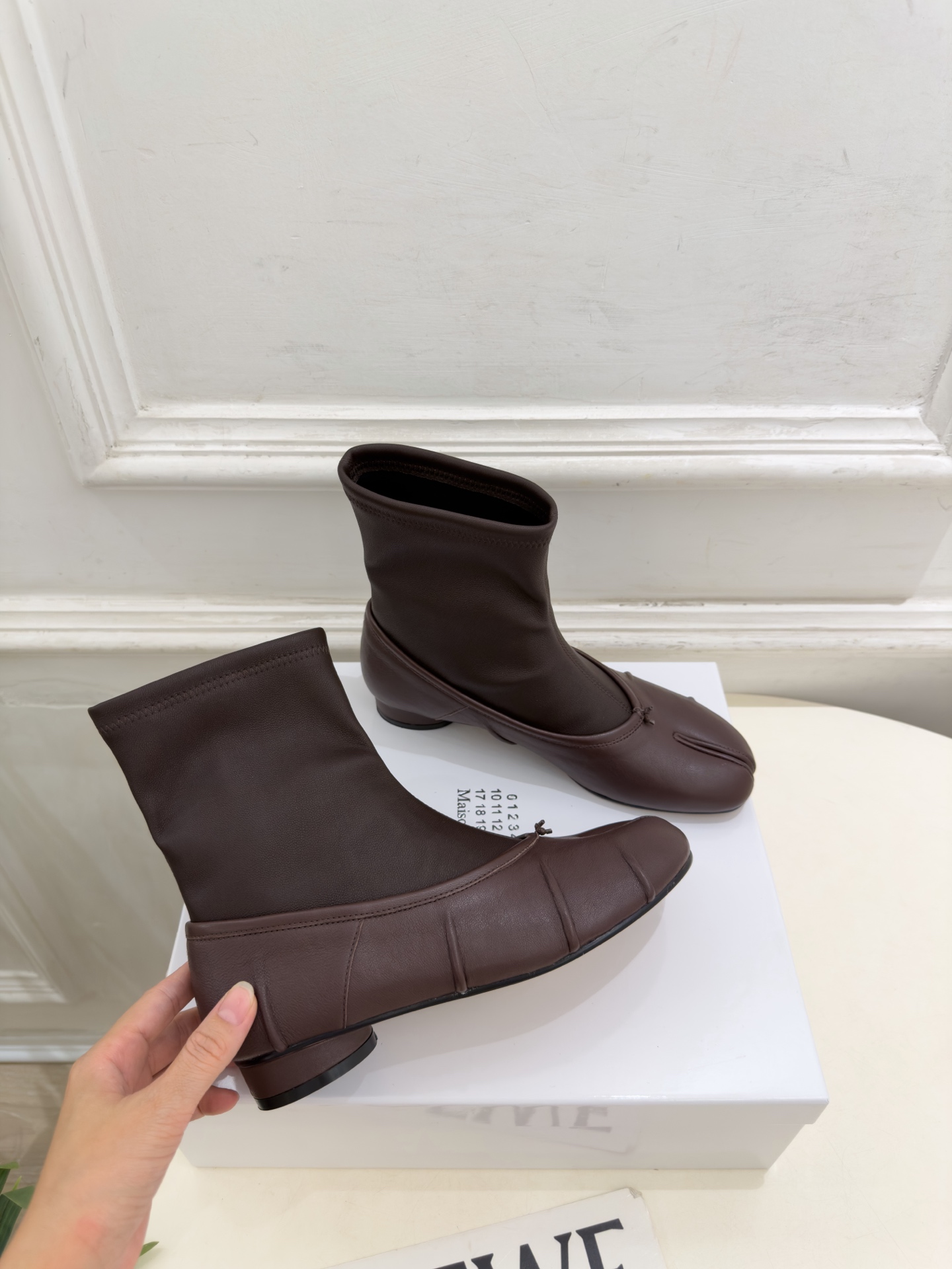 Maison Margiela· 马吉拉26𝐬𝐬 2026秋冬新品 MM6复古褶皱分趾弹力短靴———————— MM6 Maison Margiela· 马吉拉26𝐬𝐬 2026秋冬新品 MM6复古褶皱分趾弹力短靴———————— MM6