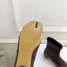 Maison Margiela· 马吉拉26𝐬𝐬 2026秋冬新品 MM6复古褶皱分趾弹力短靴———————— MM6 Maison Margiela· 马吉拉26𝐬𝐬 2026秋冬新品 MM6复古褶皱分趾弹力短靴———————— MM6