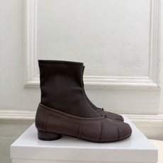 Maison Margiela· 马吉拉26𝐬𝐬 2026秋冬新品 MM6复古褶皱分趾弹力短靴———————— MM6 Maison Margiela· 马吉拉26𝐬𝐬 2026秋冬新品 MM6复古褶皱分趾弹力短靴———————— MM6