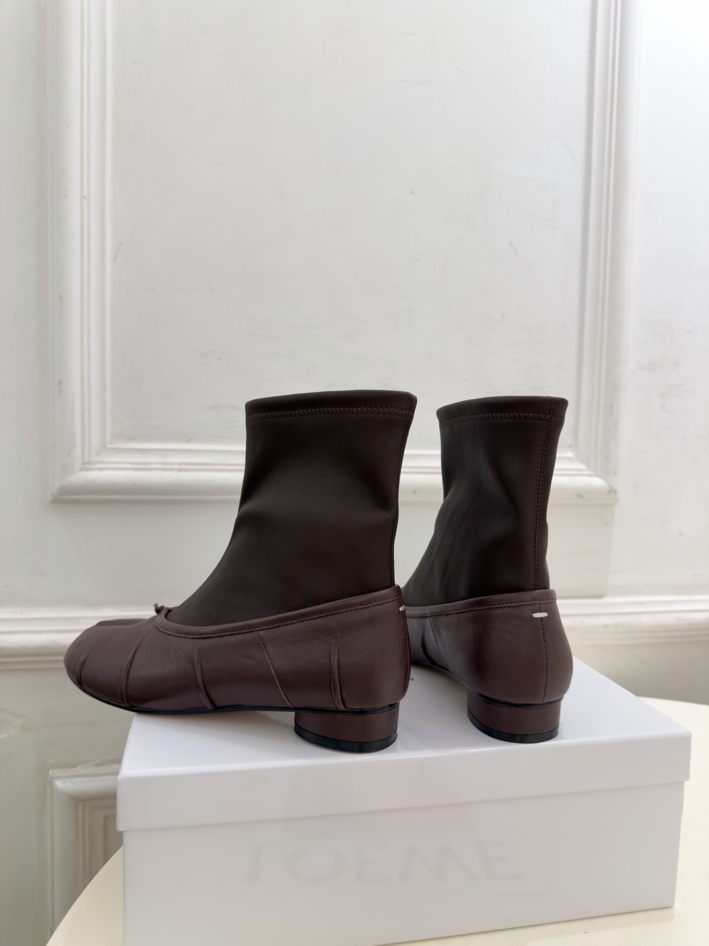 Maison Margiela· 马吉拉26𝐬𝐬 2026秋冬新品 MM6复古褶皱分趾弹力短靴———————— MM6 Maison Margiela· 马吉拉26𝐬𝐬 2026秋冬新品 MM6复古褶皱分趾弹力短靴———————— MM6