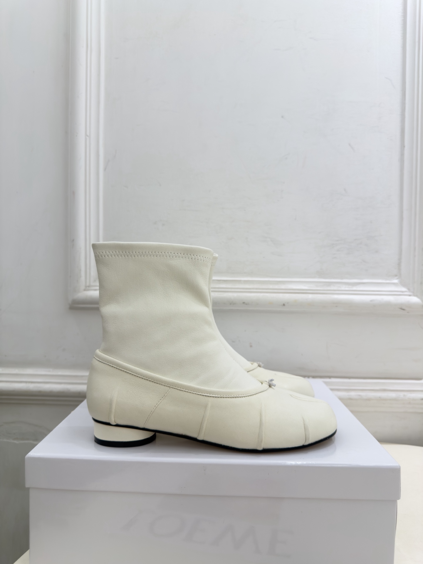 Maison Margiela· 马吉拉26𝐬𝐬 2026秋冬新品 MM6复古褶皱分趾弹力短靴———————— MM6 Maison Margiela· 马吉拉26𝐬𝐬 2026秋冬新品 MM6复古褶皱分趾弹力短靴———————— MM6