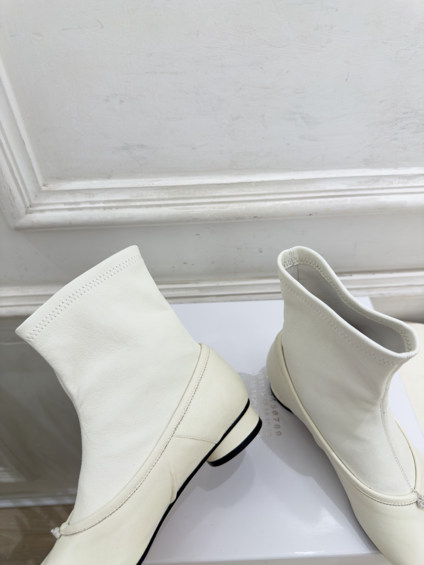 Maison Margiela· 马吉拉26𝐬𝐬 2026秋冬新品 MM6复古褶皱分趾弹力短靴———————— MM6 Maison Margiela· 马吉拉26𝐬𝐬 2026秋冬新品 MM6复古褶皱分趾弹力短靴———————— MM6
