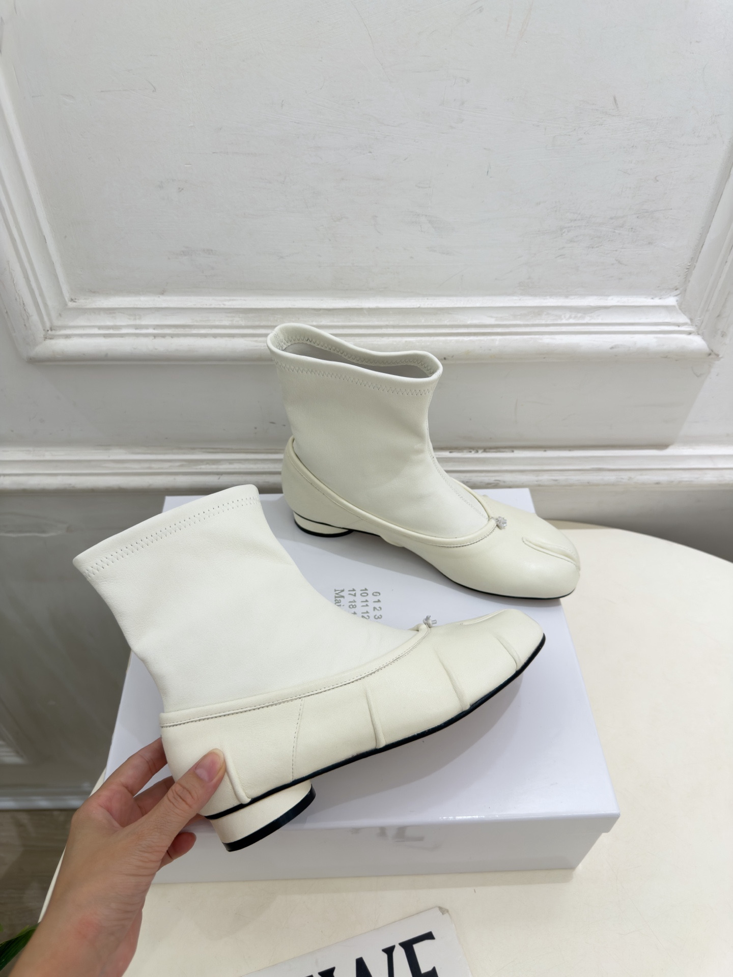 Maison Margiela· 马吉拉26𝐬𝐬 2026秋冬新品 MM6复古褶皱分趾弹力短靴———————— MM6 Maison Margiela· 马吉拉26𝐬𝐬 2026秋冬新品 MM6复古褶皱分趾弹力短靴———————— MM6