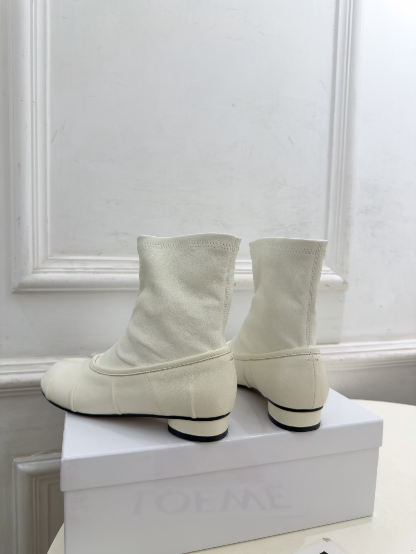 Maison Margiela· 马吉拉26𝐬𝐬 2026秋冬新品 MM6复古褶皱分趾弹力短靴———————— MM6 Maison Margiela· 马吉拉26𝐬𝐬 2026秋冬新品 MM6复古褶皱分趾弹力短靴———————— MM6