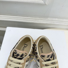 Dior | 迪奥 26𝐬𝐬 🧡💚2026秋冬新品 顶级版本⚠️ 专柜主打新款 Dior Ribbon 复古系带运动 Dior | 迪奥 26𝐬𝐬 🧡💚2026秋冬新品 顶级版本⚠️ 专柜主打新款 Dior Ribbon 复古系带运动