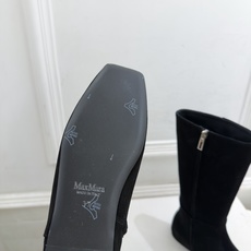 Max Mara 2026秋冬新品 走秀款金属鉚钉方头内拉链平底短靴 ———————————— 一个极简风格来诠释百搭的 Max Mara 2026秋冬新品 走秀款金属鉚钉方头内拉链平底短靴 ———————————— 一个极简风格来诠释百搭的