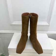 Max Mara 2026秋冬新品 走秀款金属鉚钉方头内拉链平底短靴 ———————————— 一个极简风格来诠释百搭的 Max Mara 2026秋冬新品 走秀款金属鉚钉方头内拉链平底短靴 ———————————— 一个极简风格来诠释百搭的