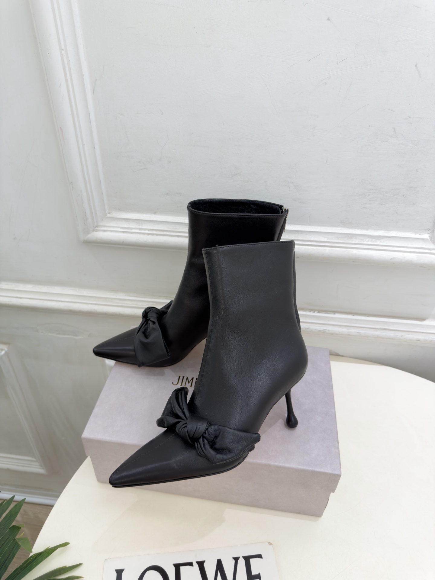 JimmyChoo 吉米周 26𝐬𝐬 ——— ✨ 2026秋冬新品 专柜最新JC蝴蝶结后拉链尖头高跟短靴 BS JimmyChoo 吉米周 26𝐬𝐬 ——— ✨ 2026秋冬新品 专柜最新JC蝴蝶结后拉链尖头高跟短靴 BS