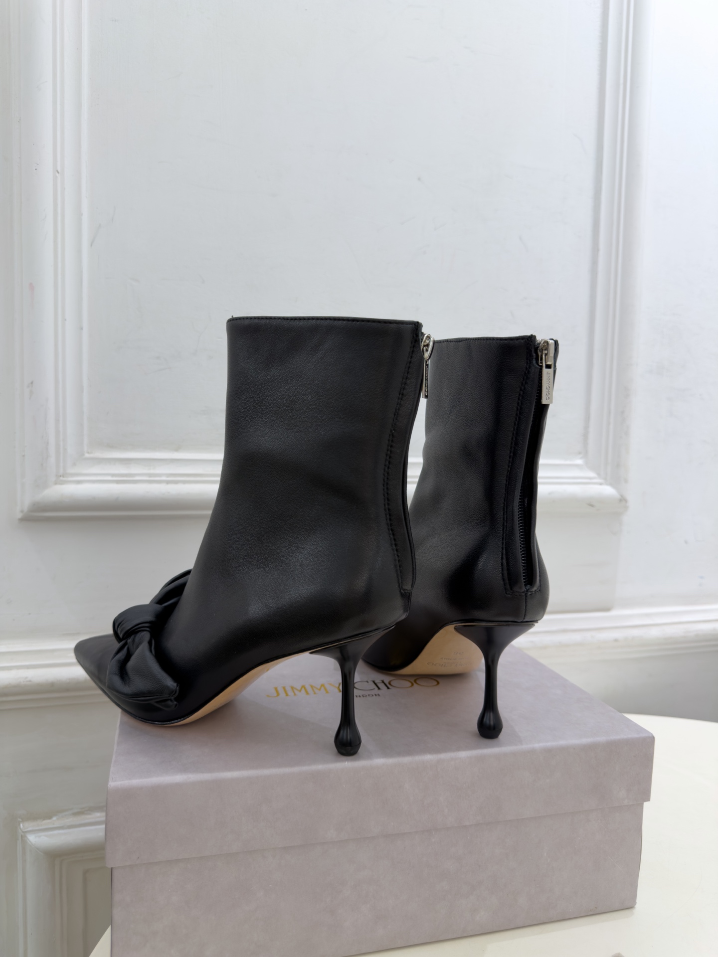 JimmyChoo 吉米周 26𝐬𝐬 ——— ✨ 2026秋冬新品 专柜最新JC蝴蝶结后拉链尖头高跟短靴 BS JimmyChoo 吉米周 26𝐬𝐬 ——— ✨ 2026秋冬新品 专柜最新JC蝴蝶结后拉链尖头高跟短靴 BS