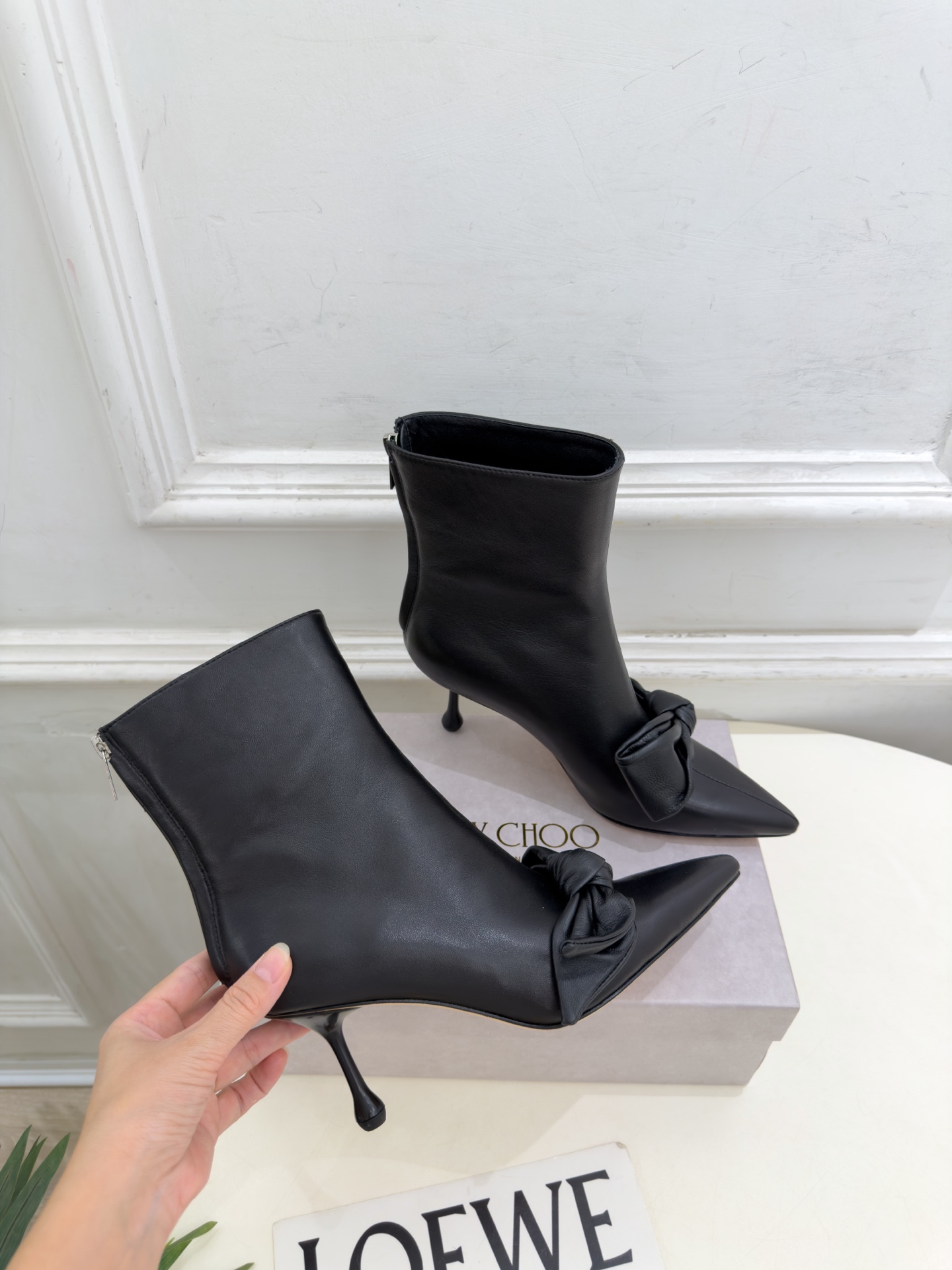 JimmyChoo 吉米周 26𝐬𝐬 ——— ✨ 2026秋冬新品 专柜最新JC蝴蝶结后拉链尖头高跟短靴 BS JimmyChoo 吉米周 26𝐬𝐬 ——— ✨ 2026秋冬新品 专柜最新JC蝴蝶结后拉链尖头高跟短靴 BS