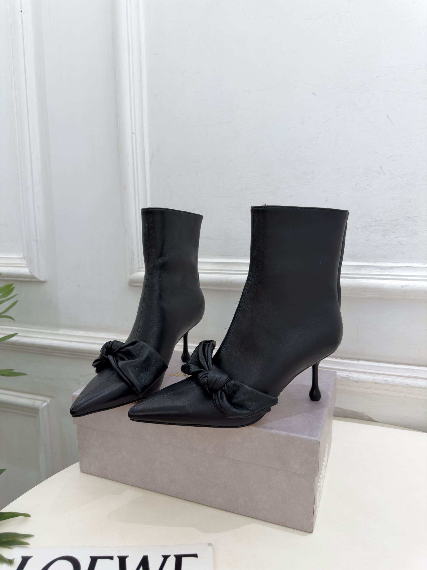 JimmyChoo 吉米周 26𝐬𝐬 ——— ✨ 2026秋冬新品 专柜最新JC蝴蝶结后拉链尖头高跟短靴 BS JimmyChoo 吉米周 26𝐬𝐬 ——— ✨ 2026秋冬新品 专柜最新JC蝴蝶结后拉链尖头高跟短靴 BS