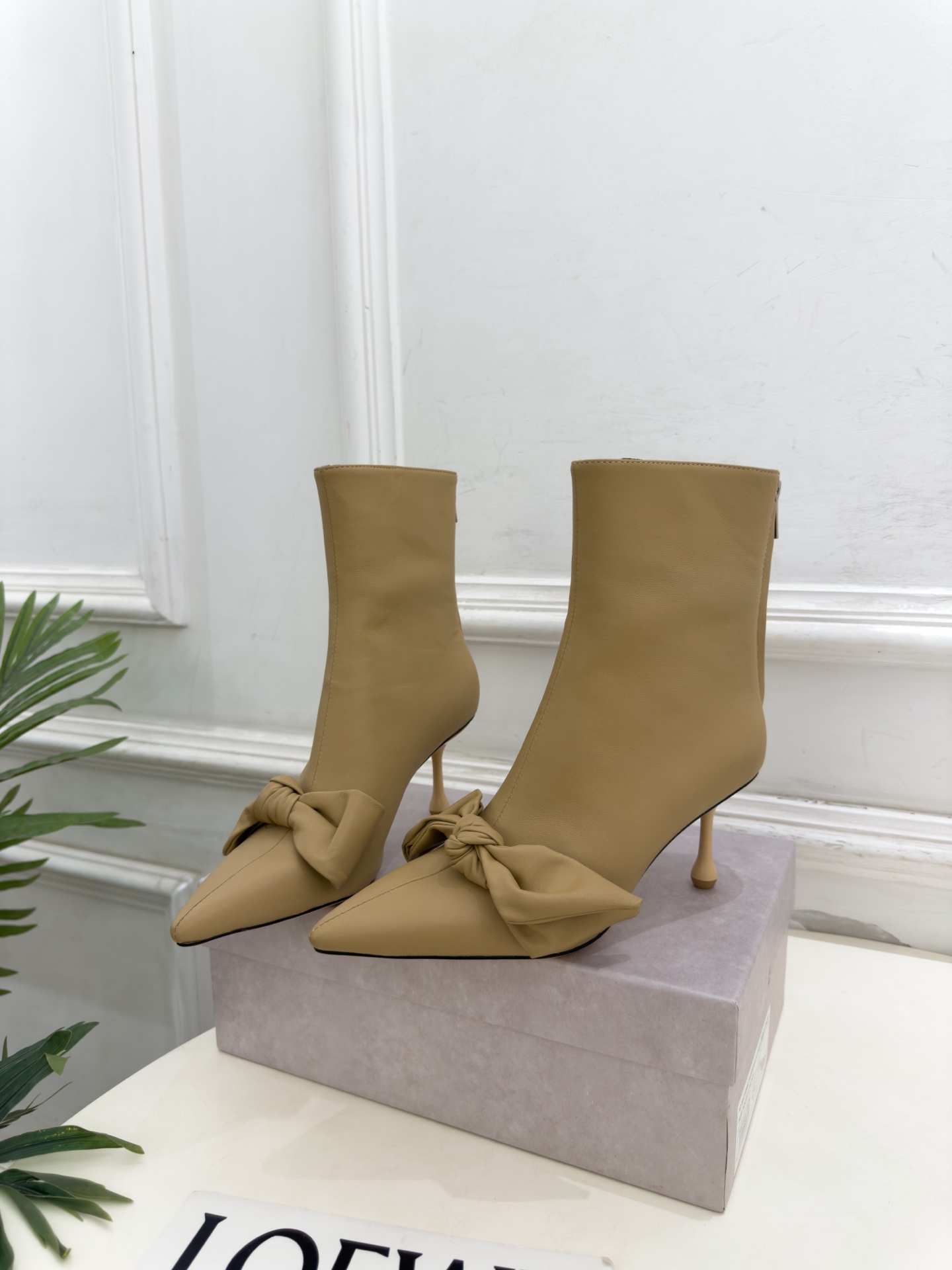 JimmyChoo 吉米周 26𝐬𝐬 ———      ✨ 2026秋冬新品 专柜最新JC蝴蝶结后拉链尖头高跟短靴 BS