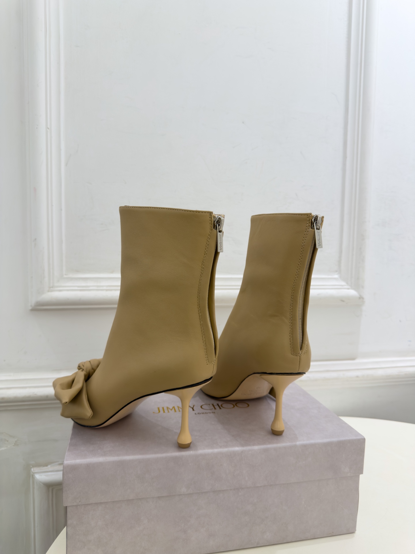 JimmyChoo 吉米周 26𝐬𝐬 ———      ✨ 2026秋冬新品 专柜最新JC蝴蝶结后拉链尖头高跟短靴 BS