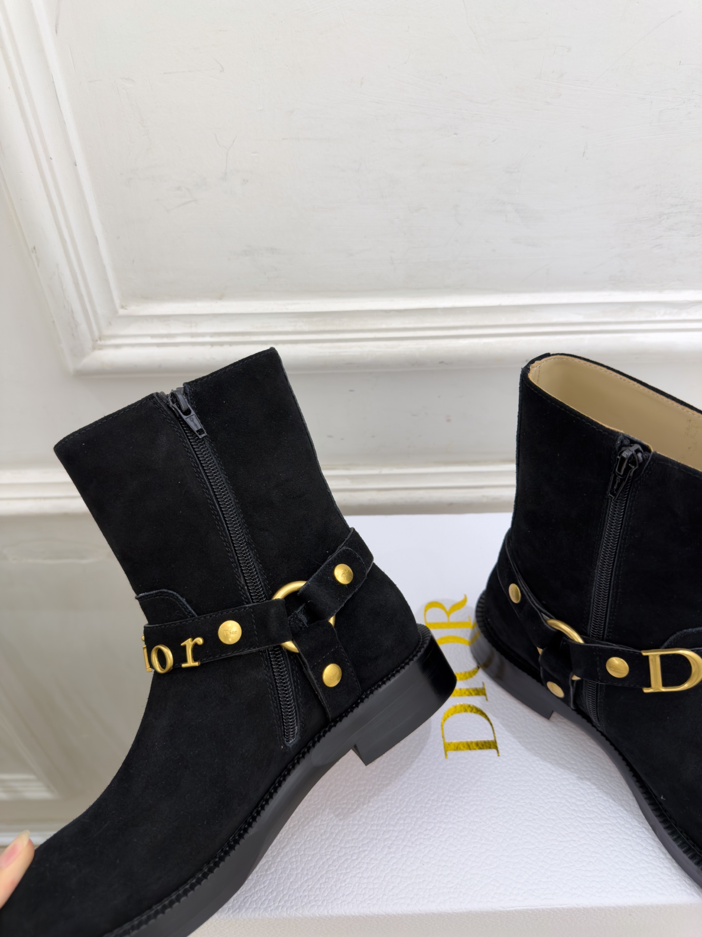 Dior | 迪奥 26𝐬𝐬 🧡💚2026秋冬新品 顶级版本⚠️ 专柜主打新款 Dior金属字母扣侧拉链机车短靴 Dior | 迪奥 26𝐬𝐬 🧡💚2026秋冬新品 顶级版本⚠️ 专柜主打新款 Dior金属字母扣侧拉链机车短靴